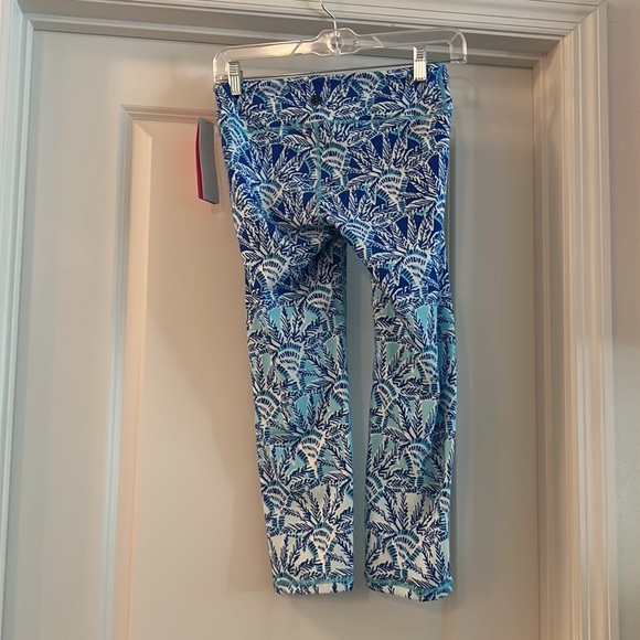 Lilly Pulitzer Luxletic UPF 50+ Weekender Cropped Leggings Whisper Blue - Picture 2 of 4